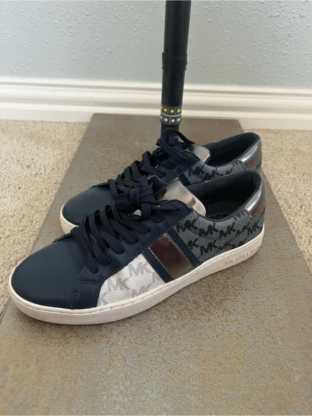 Michael Kors women’s Navy, Gray  Low-Top Sneakers